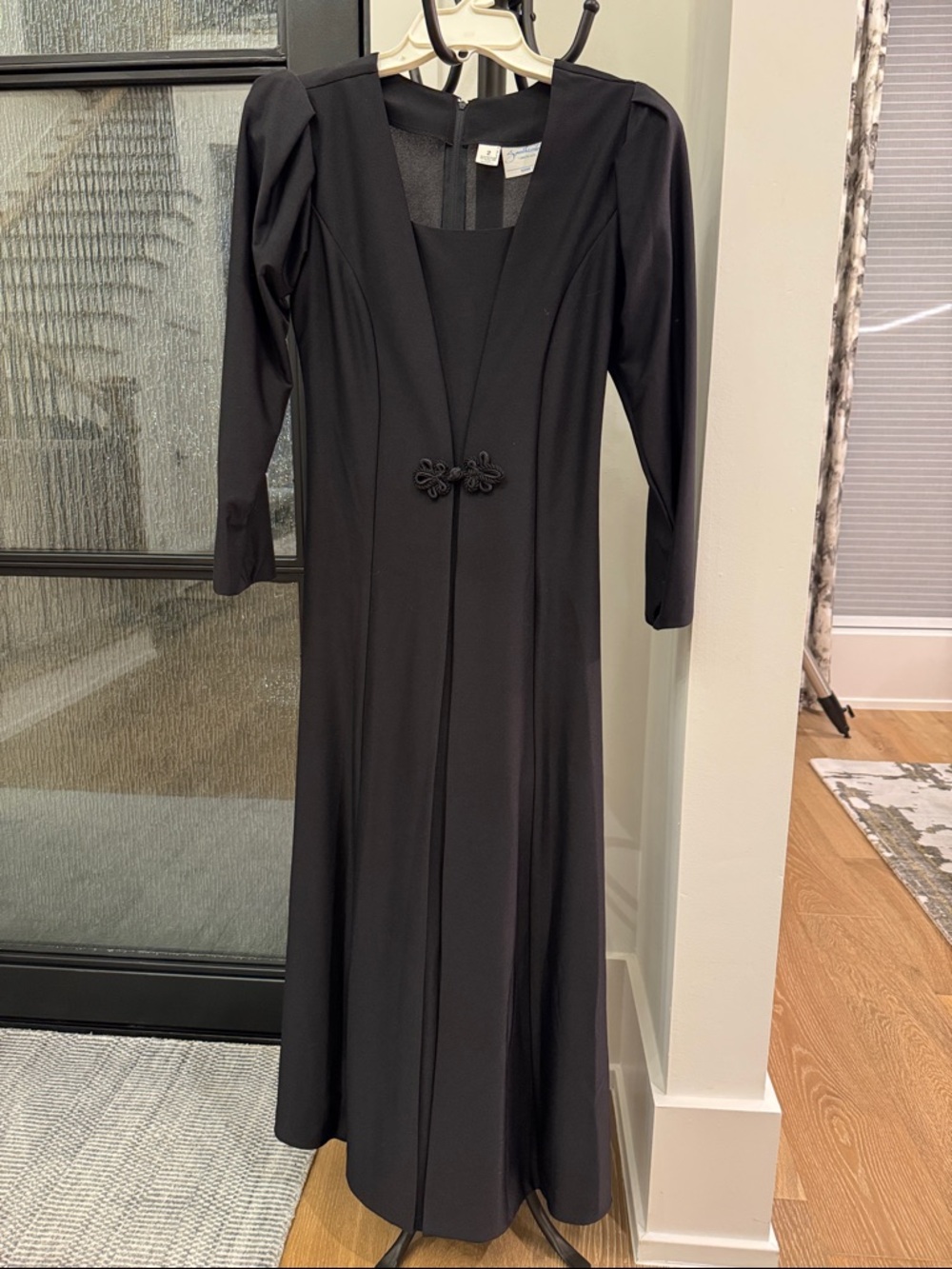 Elegant Black Long-Sleeve Women’s Dress